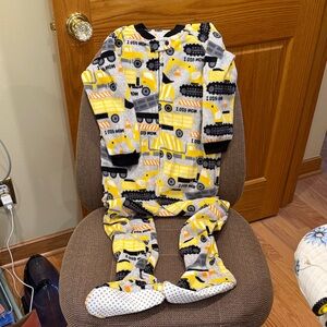 Boys fleece footed PJ’s construction print 4T